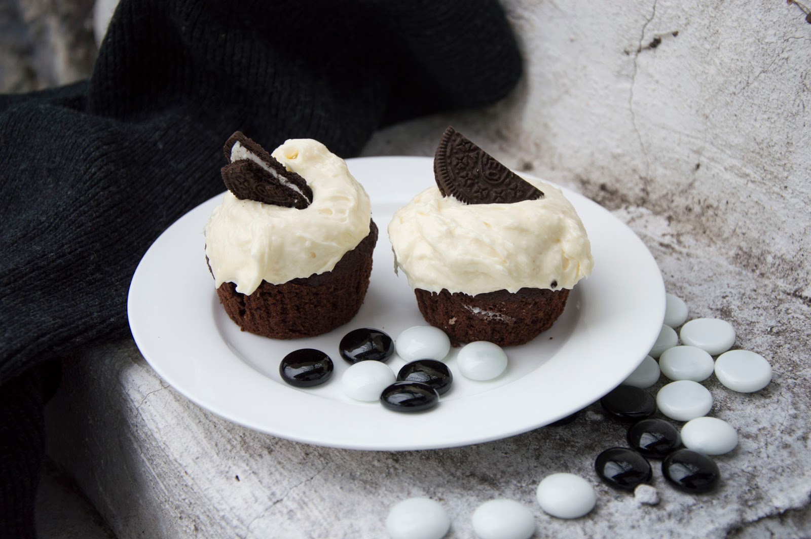 http://blogdogdaysofsummer.blogspot.co.at/2015/05/black-and-white-cupcakes.html