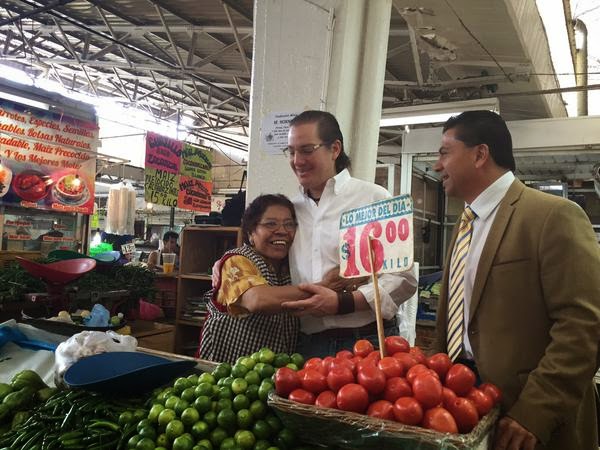 Titular del la SEDECO DF visitando a el Mercado Tacubaya