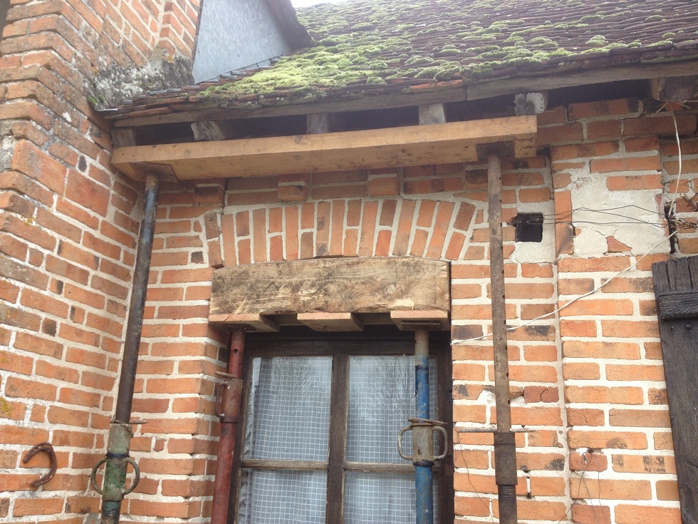 L'Ardrelle linteau de porte d'entrée façade