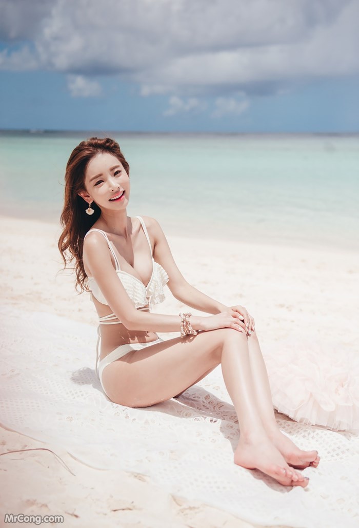 Beauty Shin Eun Ji in the picture of beach fashion in June 2017 (60 photos)