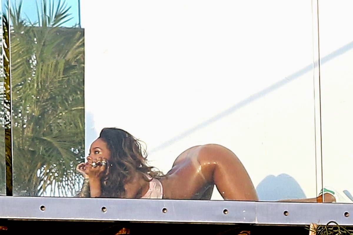 Rihanna’s Braless Hard Nipple & Bottomless Bare Ass.