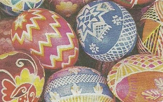 Крашенки "Восковые кружева" Придумать рисунки и воплотить свои фантазии окраски крашенок с помощью набора восковых карандашей.