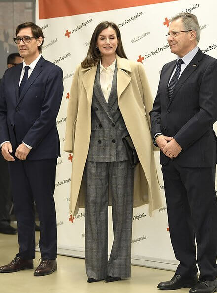 Queen Letizia wore Massimo Dutti slim fit checked wool blazer. Massimo Dutti 2018-19AW collection. Hugo Boss clutch