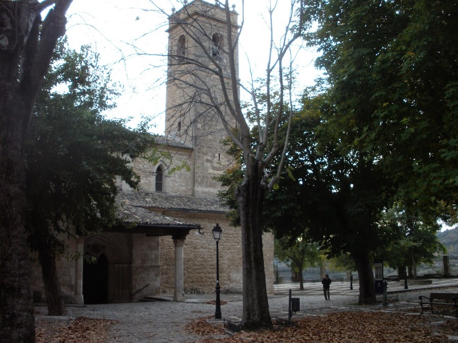 Iglesia de Santa María de la Peña, construida en el s.XIII conservando en su interior una talla románica de la Virgen de la Peña.