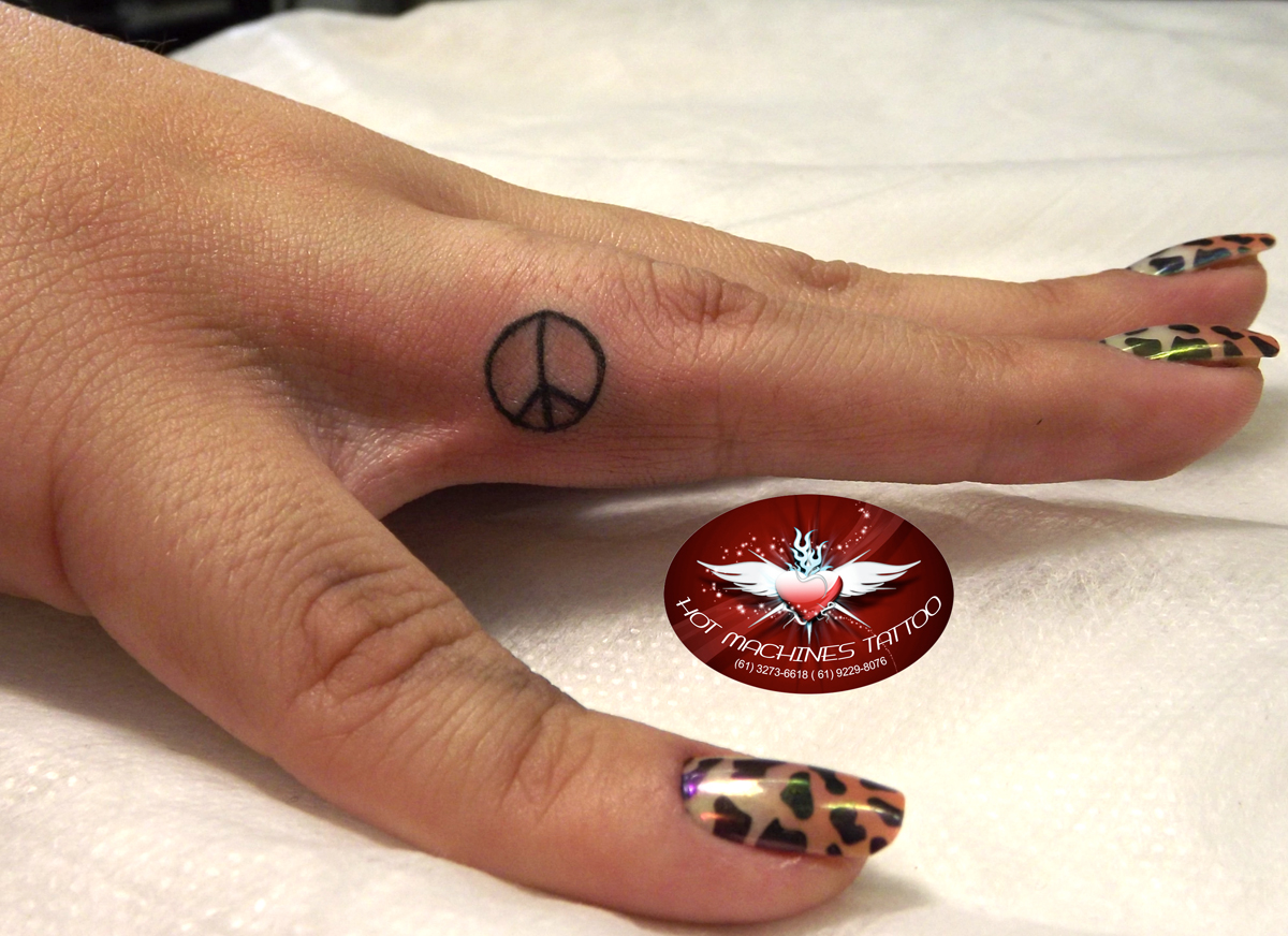 Anninha Spinelli Tattoo Atelier Tattoo no dedo, símbolo