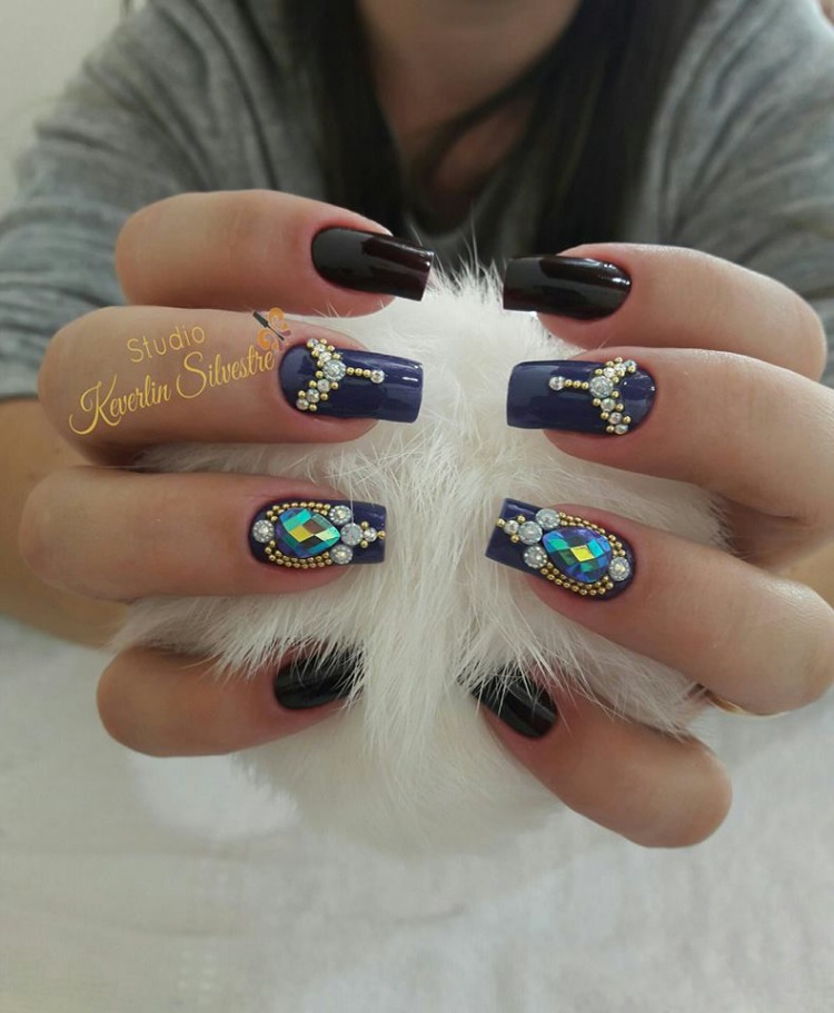 Jewelry to decorate your nails by