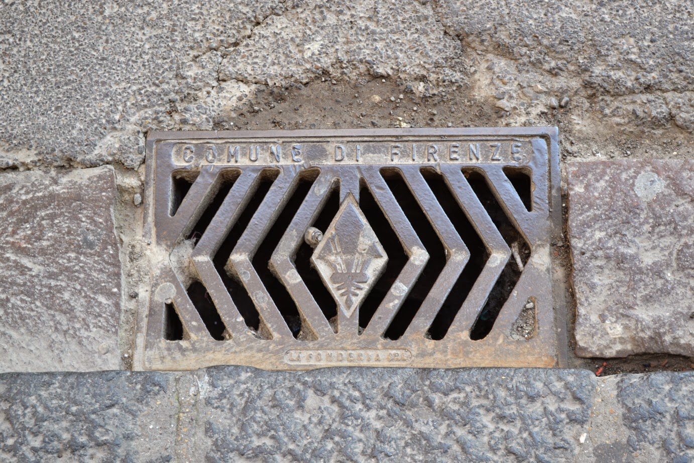 ALCANTARILLAS y tapas (manhole cover, vamos, para entendernos) Florencia