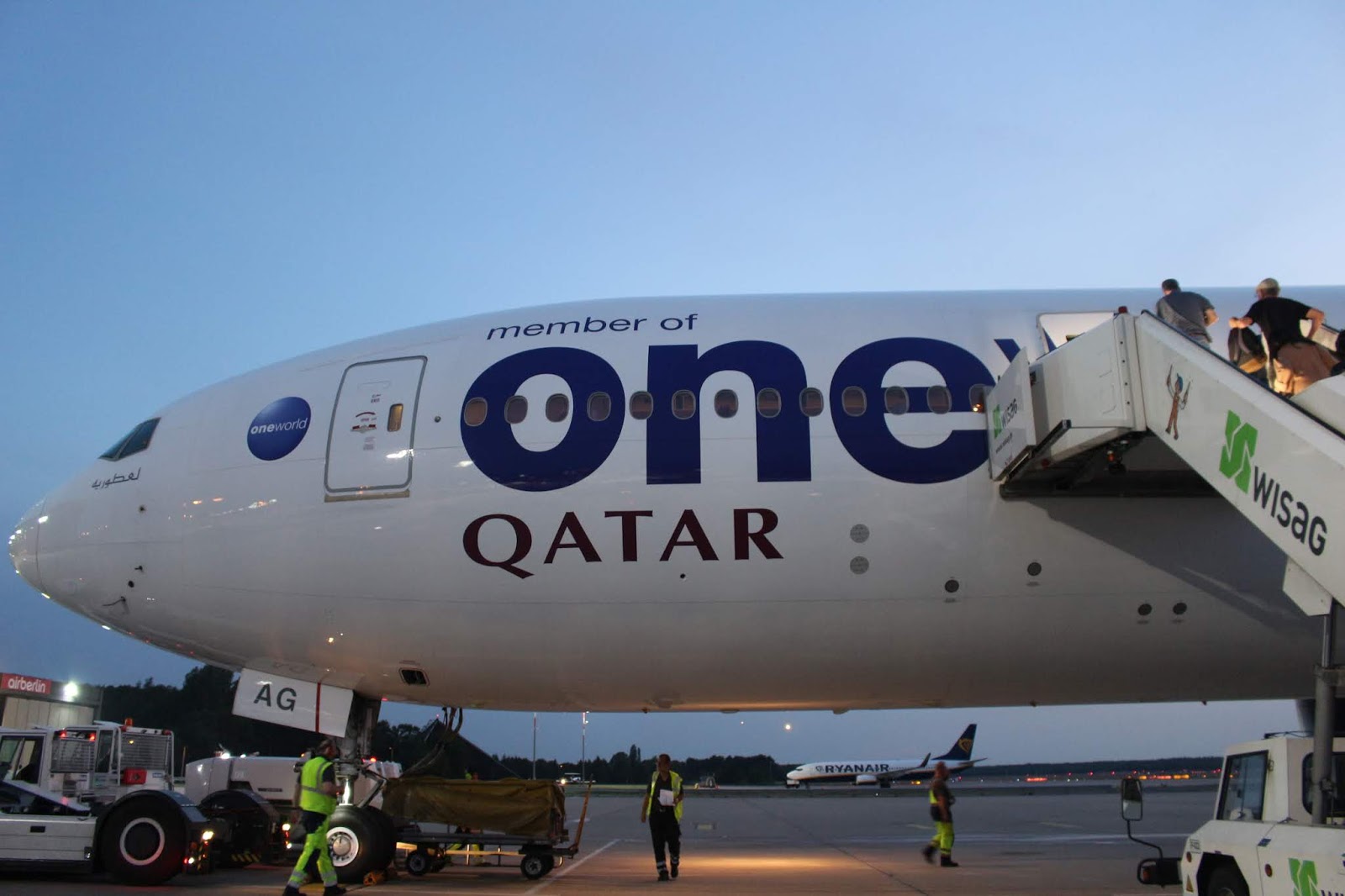 Follow The Sun Flug Qatar Airways Economy Class Boeing 777 300 787 800 Berlin Doha Denpasar Zuruck