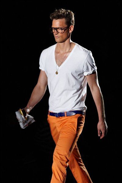 Look Masculino com calça laranja e camiseta branca basica para o verão (1)