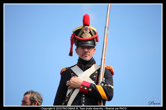 soldat montant la garde du haut des fortifications lors de la reconstitution du bicentenaire du siège de Rocroi