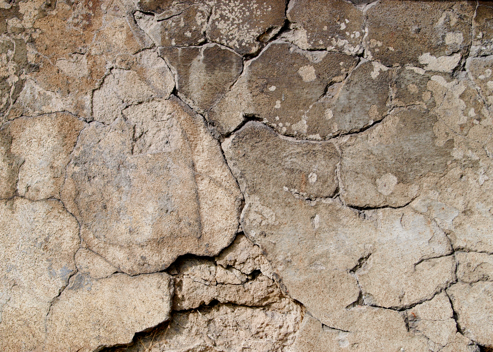 плитчатая отдельность горных пород. фактура камня. трещины в горных породах. выветривание горных пород. разрушенные камни.
