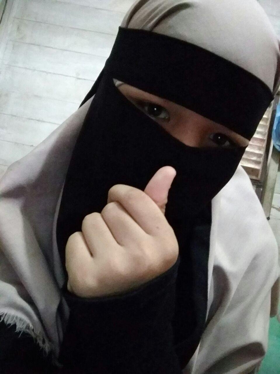 Foto Wanita Bercadar Yang Membuat Adem di Hati | Triviaries