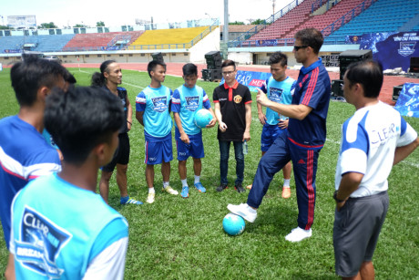 Huyền thoại MU: Cầu thủ nghiệp dư Việt Nam có tố chất riêng - Ảnh 1 Huyen thoai MU: Cau thu nghiep du Viet Nam co to chat rieng - Anh 1