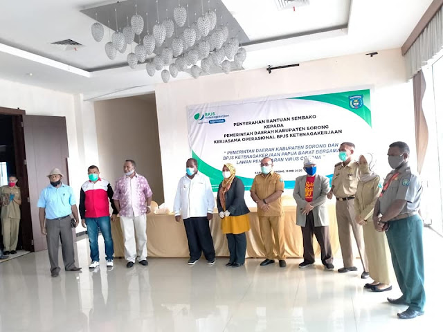 BPJS) Ketenagakerjaan Papua Barat Berikan Bantuan Sembako ke Masyarakat di Sorong BPJS) Ketenagakerjaan Papua Barat Berikan Bantuan Sembako ke Masyarakat di Sorong