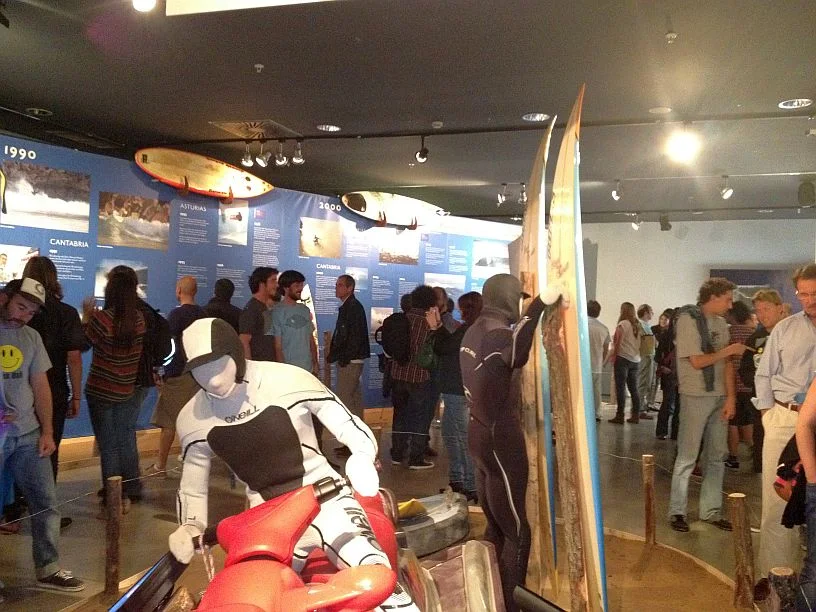 Presentación en el museo marítimo de Bilbao de la exposición Unsiglo de surf