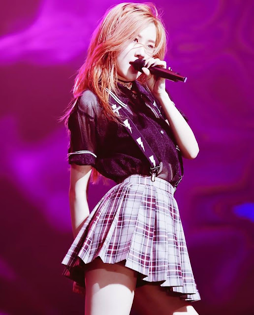 Netizens Are Shocked With Black Pink Rose's Waistline Netizens Are Shocked With Black Pink Rose's Waistline