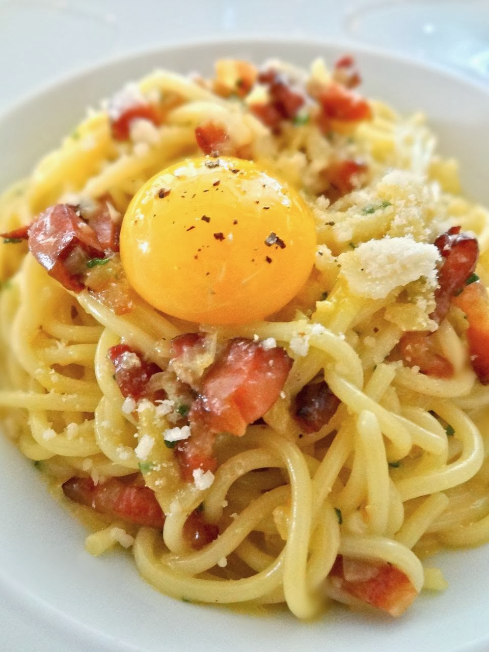 Макароны с сыром и помидорами на сковороде. Спагетти для пасты карбонара. Спагетти alla Carbonara. Карбонара Романо. Паста карбонара с желтком.