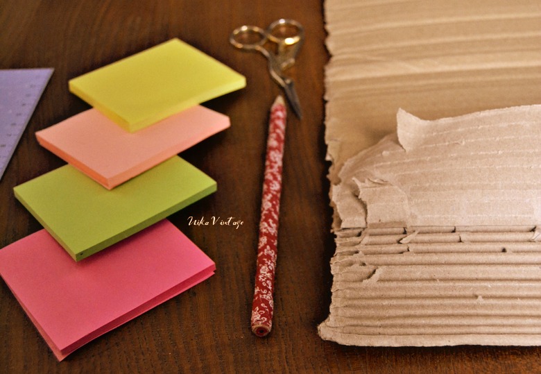DIY: CÓMO HACER UNA CUBIERTA PARA TUS NOTAS ADHESIVAS - NIKA VINTAGE