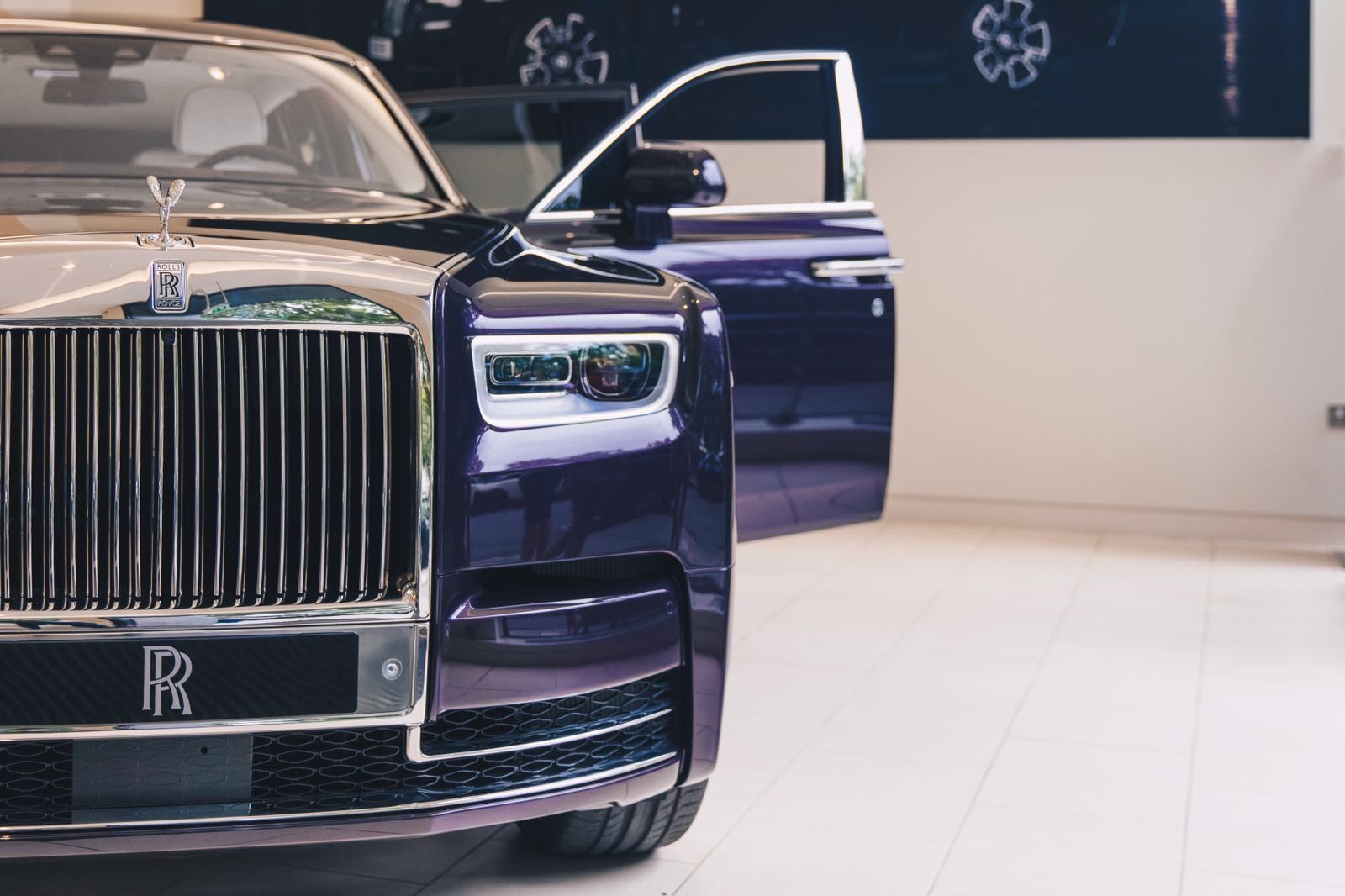 New Rolls-Royce Phantom Makes A Stop At A London ...