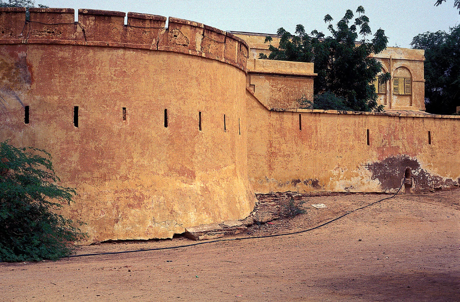 Le Fort de Bakel risque de crouler sous le poids de ses 190 ans