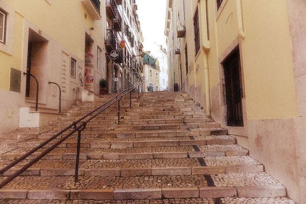パステルカラーに彩られ、レトロな雰囲気のリスボンの街中