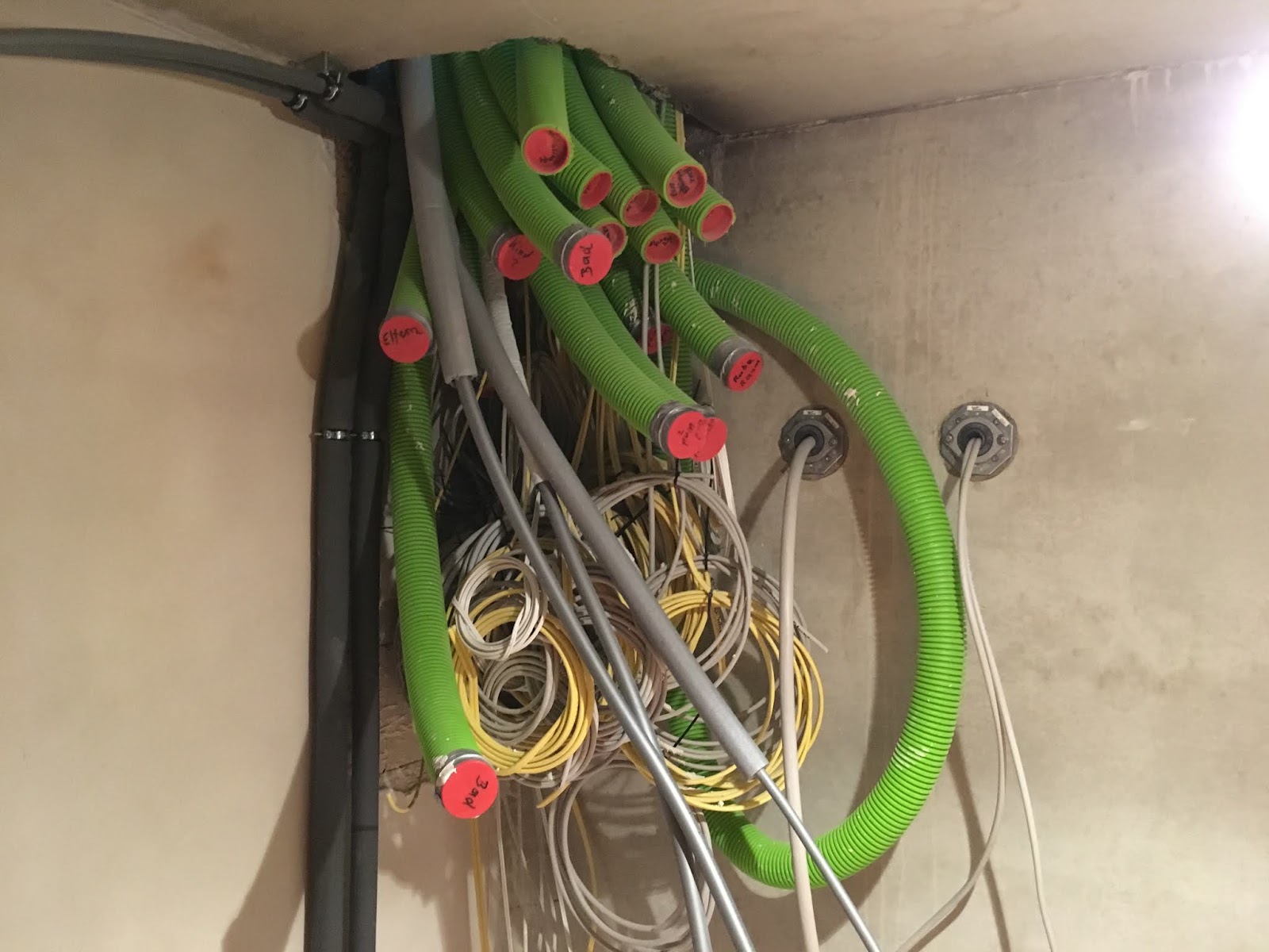 Hausbau Nadine, Max & Alex: Fortsetzung der Installationsarbeiten