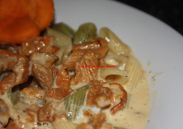  <strong>Pasta</strong> de <strong>colores</strong> con cantharellus cibarius 