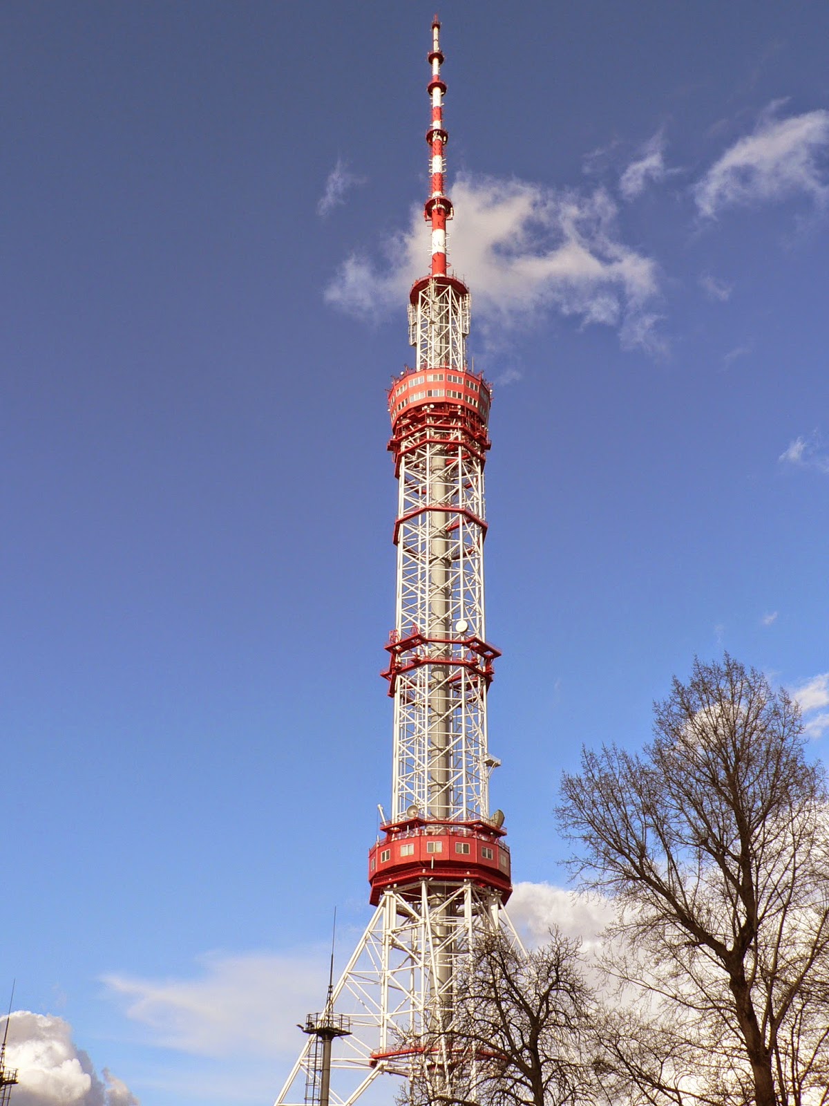 киевский телецентр. киевская телевышка. телебашня в киеве. киевская телебашня высота. киевская телебашня высота.