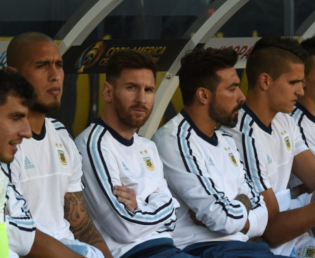 Messi lanh lung bo mac nu fan cuong bi canh sat keo xenh xech - Anh 3