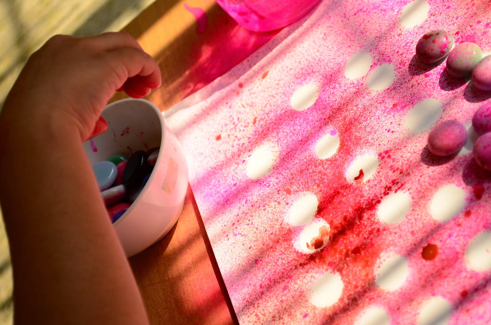 Kids Activity: Spray Painting for Pebble Silhouettes 