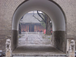  薦福寺原先是中宗李顯即位前的舊宅 . 於唐高宗李治病逝百日改建為寺院 , 以為高宗追獻冥福 , 取名「獻福寺」 . 到武則天時代改稱「薦福寺」 , 並賜御書薦福寺匾額 . 唐末的的兵火戰亂中 , 薦福寺屢遭破壞 , 寺院毀廢 , 只有小雁塔得以保存 .             ...