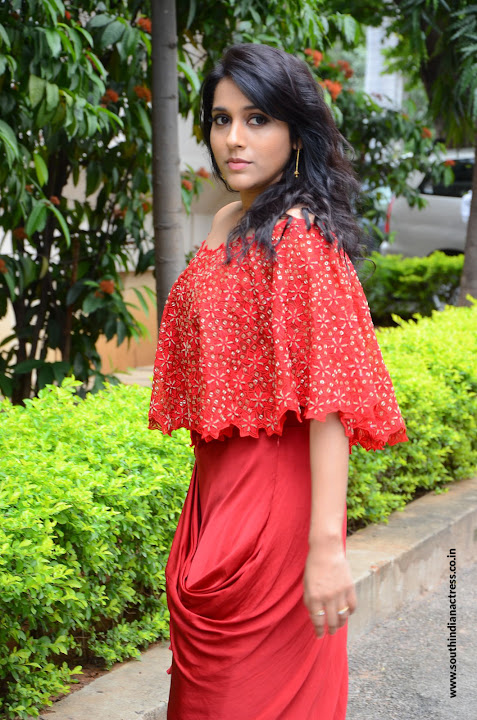 Rashmi Gautam at Next Nuvve Movie Trailer Launch