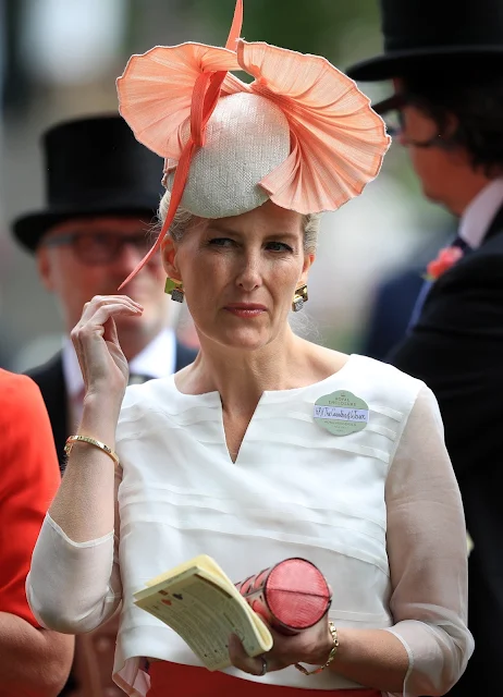 Queen ELizabeth, Sophie, Countess of Wessex, Princess Eugenie and Princess Beatrice at Royal Ascot at Ascot Racecourse. Fashions, Royal style, jewels