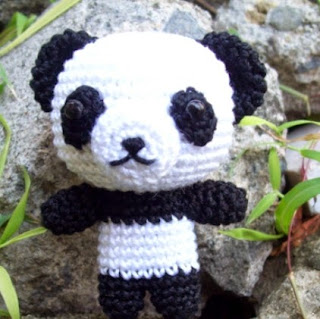 http://translate.googleusercontent.com/translate_c?depth=1&hl=es&rurl=translate.google.es&sl=en&tl=es&u=http://abbygurumi.tumblr.com/post/5913630797/panda-bear-free-pattern&usg=ALkJrhgR4jK0w-hWEcKfAhO-ynpdSxOBNQ