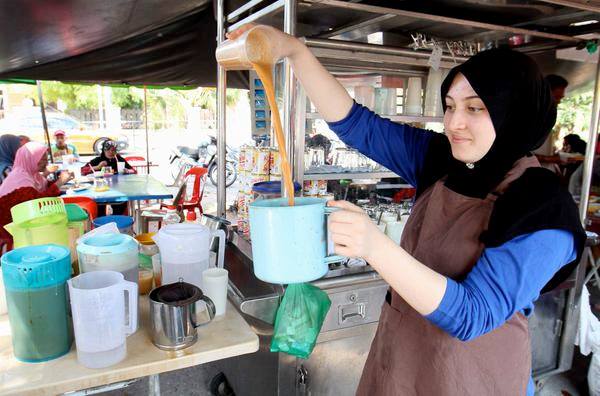 Italian-lady-preparing-teh-tarik