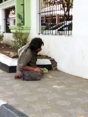 Heboh Orang Kurang Waras Laksanakan Shalat Ini Sungguh Membuat Kita Malu Heboh Orang Kurang Waras Laksanakan Shalat Ini Sungguh Membuat Kita Malu