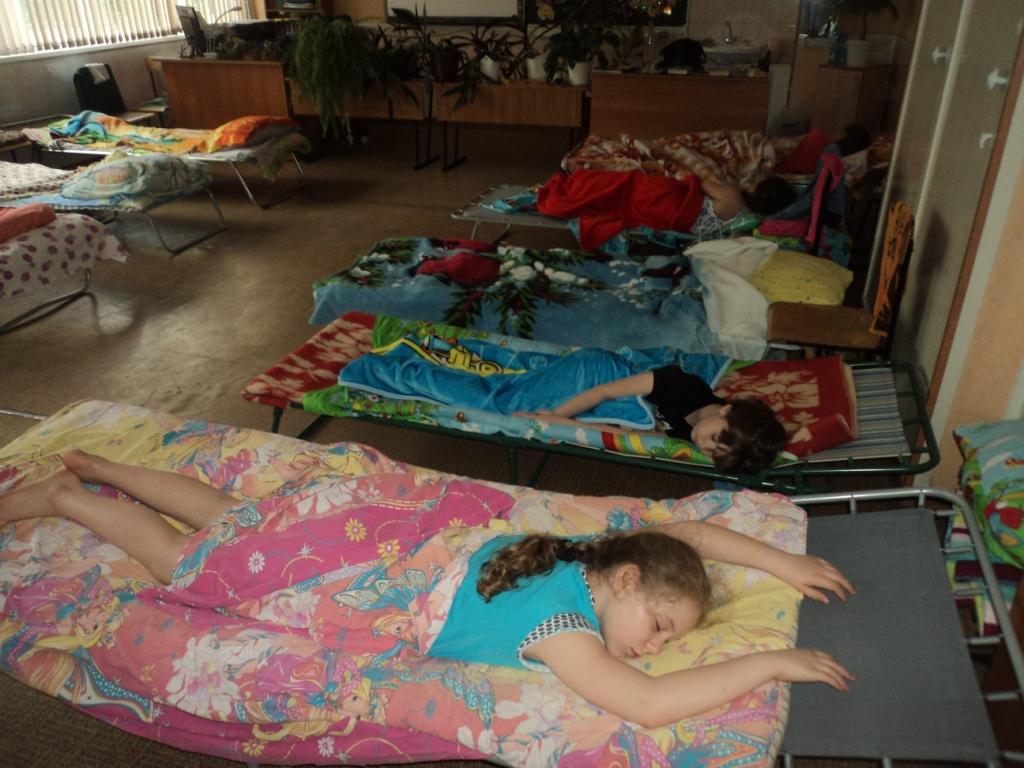 тихий час в лагере девочки. сон час в детском лагере. тихий час пионерский лагерь ссср. тихий час в лагере. тихий час в лагере.