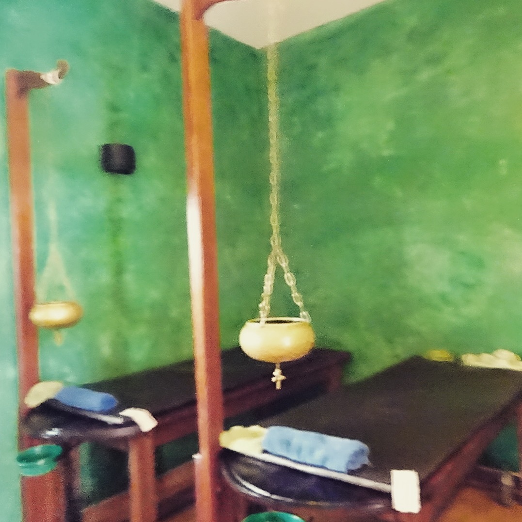 スリランカ 日帰りでシロダーラ アーユルヴェーダマッサージ 3時間 Rs 4600 3400円