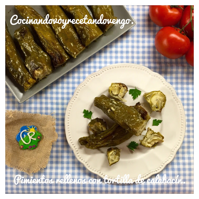 Pimientos asados rellenos con tortilla de calabacín y cebolla