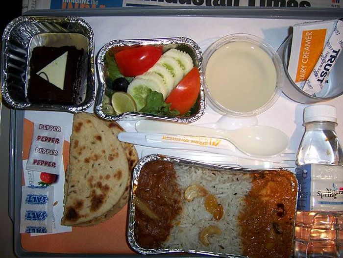 Что можно брать из еды в самолет. Питание в поезде. Еда в самолете. Обед в самолете. Еда в поезд.