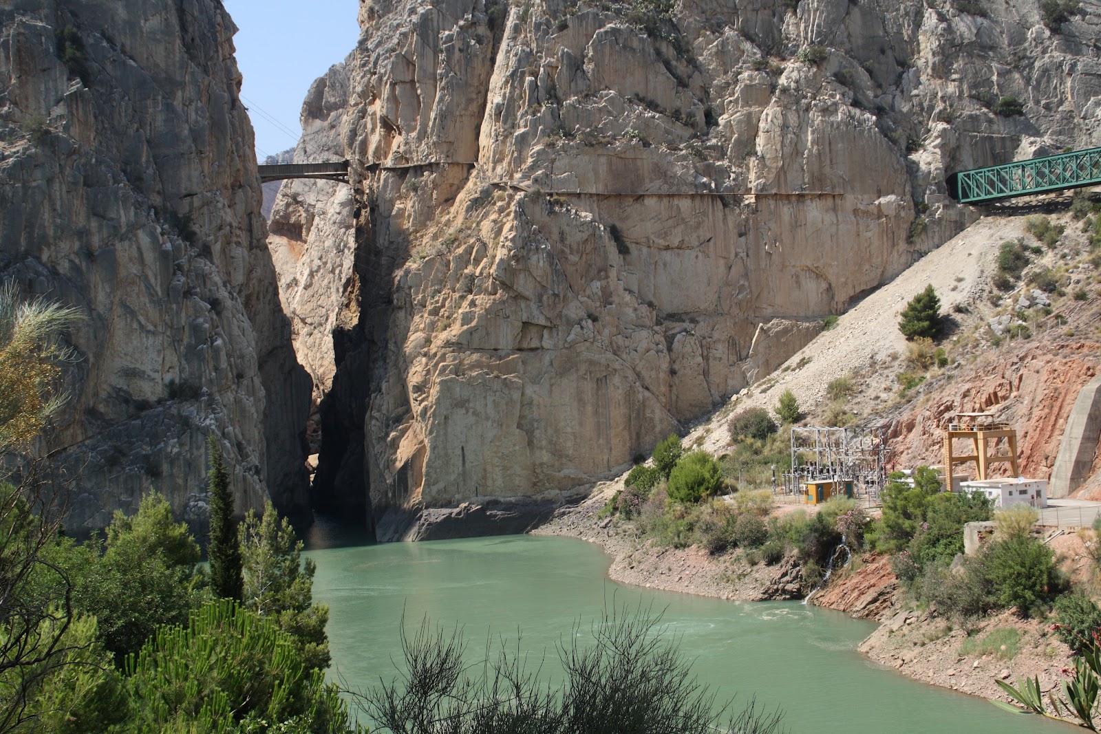 Al fondo, Iglesiapinta Rincones