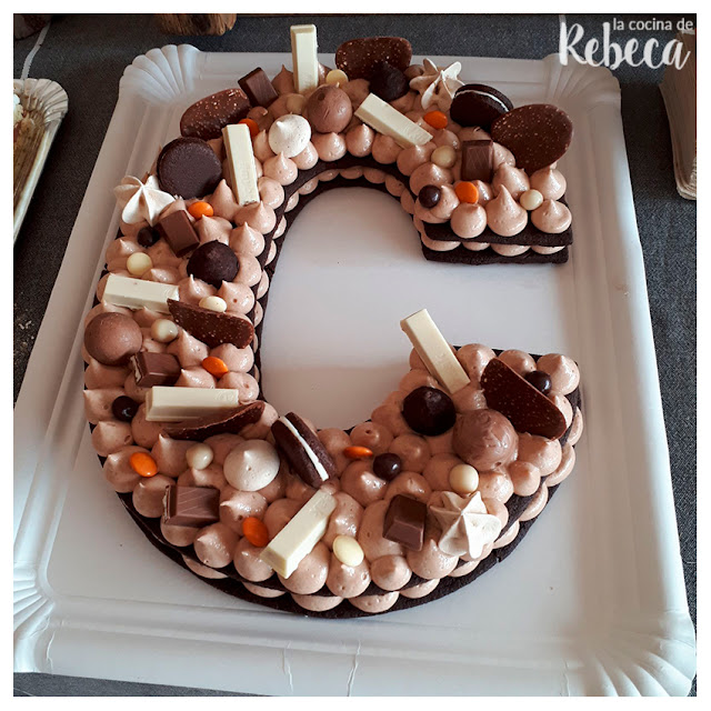 Receta tarta abecedario de chocolate de galleta y crema: decoración