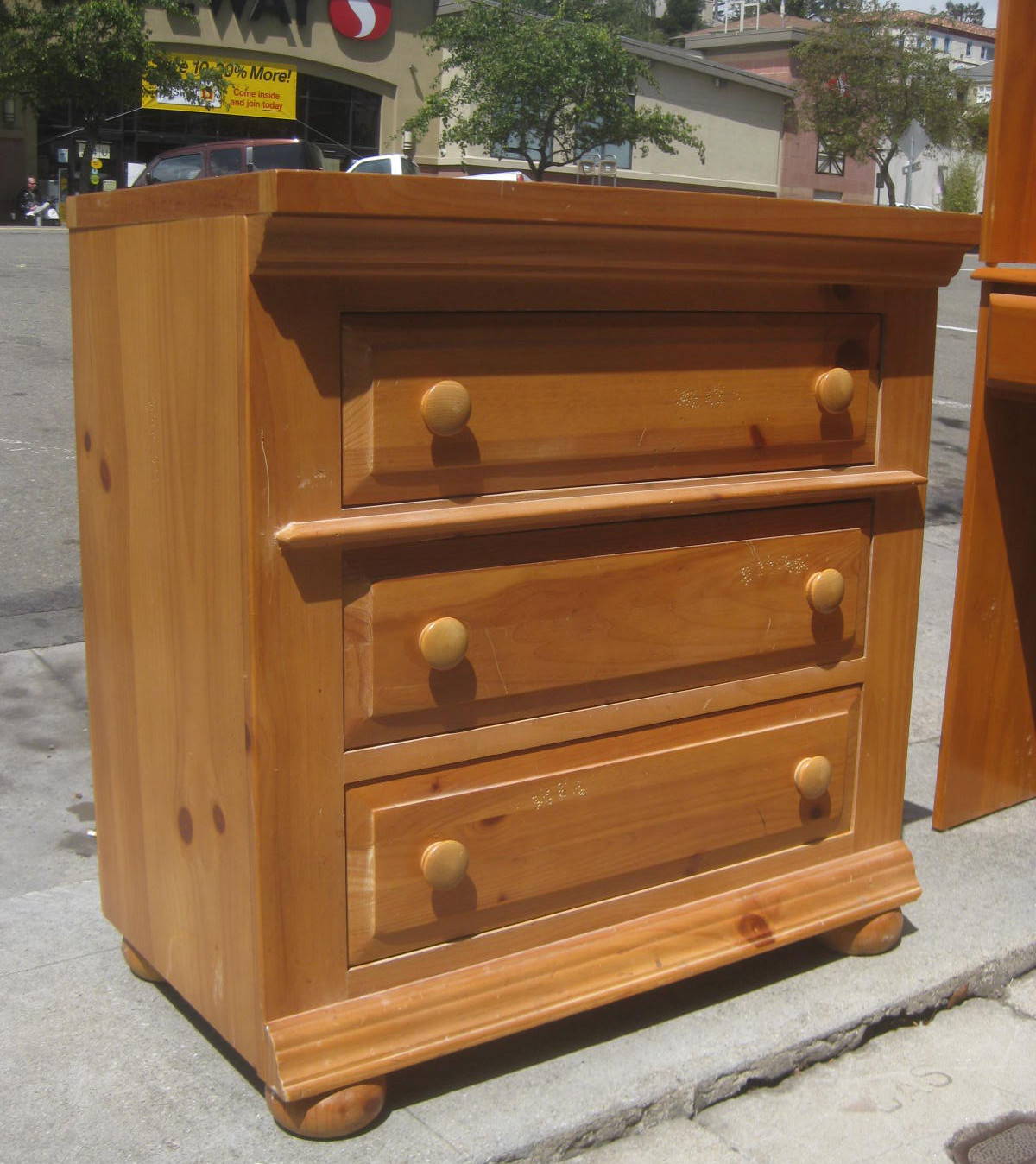 Uhuru Furniture Collectibles Sold Pine Broyhill Chest Of Sold Pine Broyhill Chest Of Drawers 85