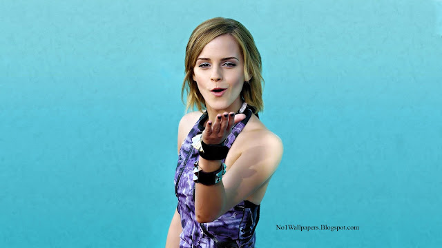 Awesome-Flying-Kiss-Of-Emma-Watson-Photos