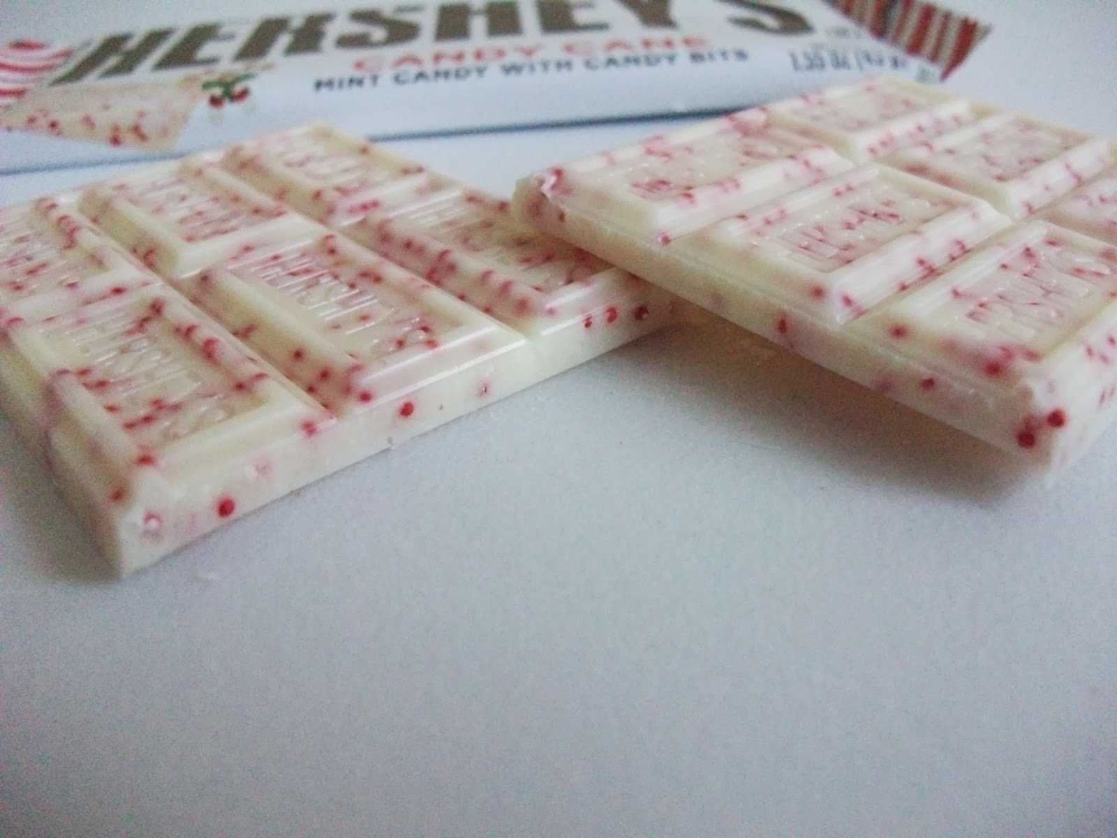 Hershey's Mint Candy Cane Bar with Candy Bits Review