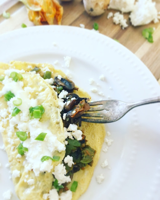 Omelette de flor de calabaza y champiñones