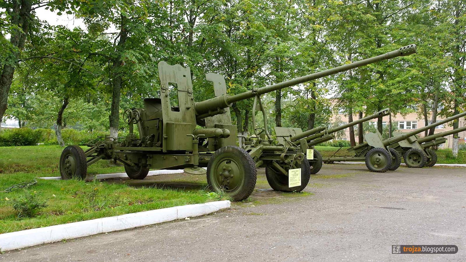 приморский комсомолец памятник. пушка ак 230. артиллерийское орудие. 155 мм гаубица ссср. 305 мм гаубица бр-18.