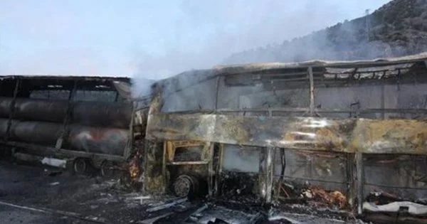 Κάηκαν ζωντανοί σε σύγκρουση λεωφορείου και φορτηγού – 13 νεκροί (βίντεο)