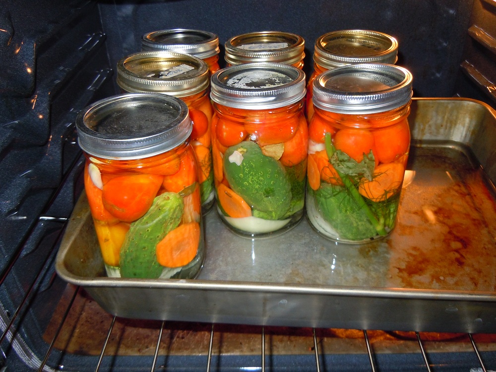 стерилизация банок с овощами в кастрюле. пастеризация банок. пастеризация банок. стерилизация банок в кастрюле. решетка для стерилизации банок.