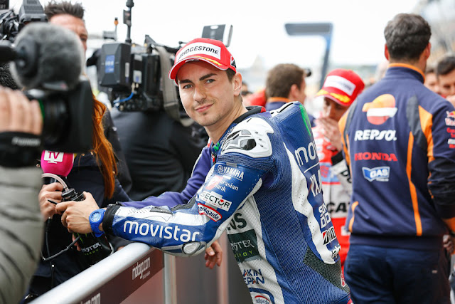 MotoGP Catalunya 2015 : Lorenzo finish pertama disusul Rossi . . Marquez crash